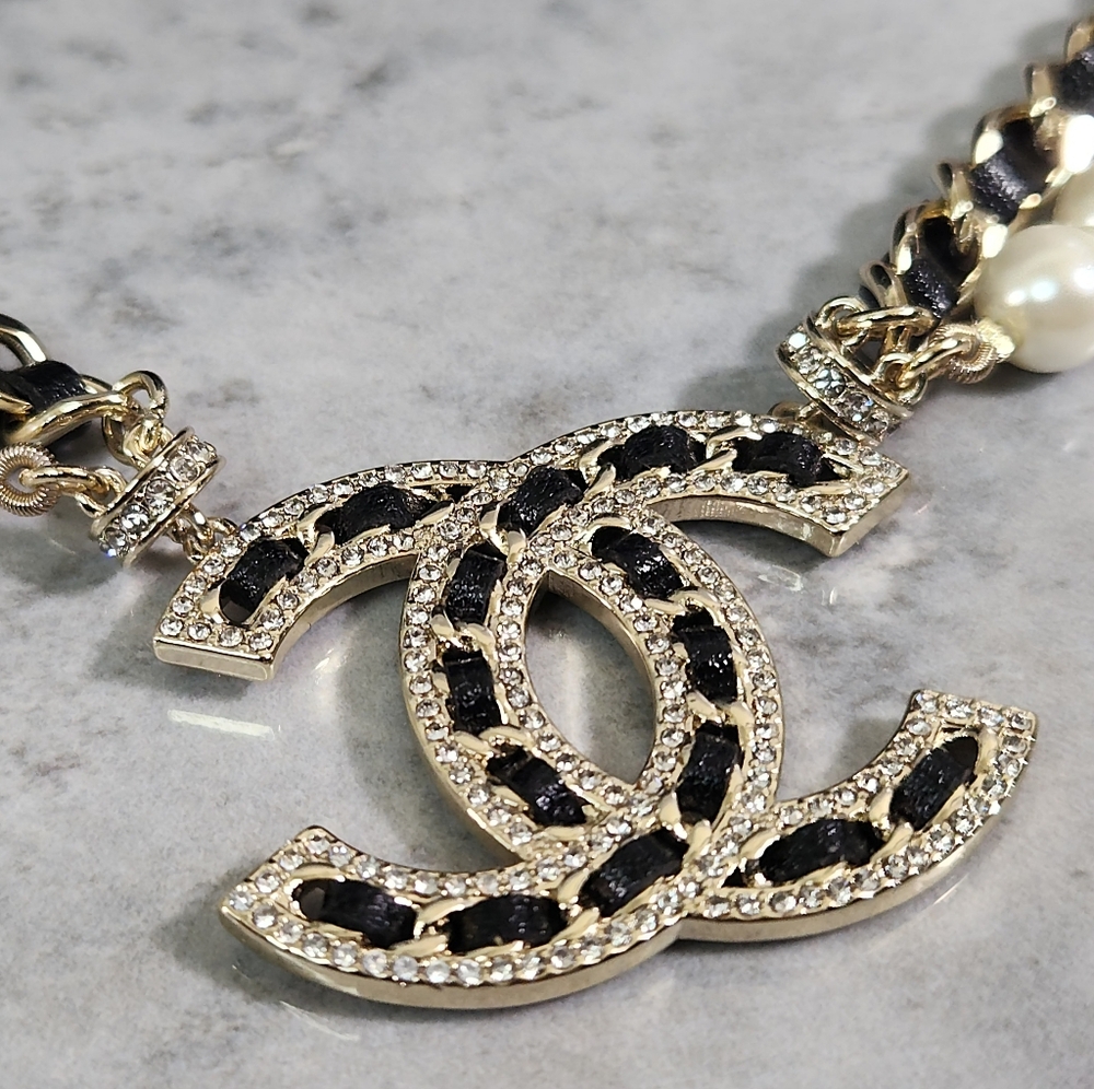 Chanel Beautiful Pearl & Chain CC Logo Necklace in White and Gold ✨️ - Picture 7 of 12